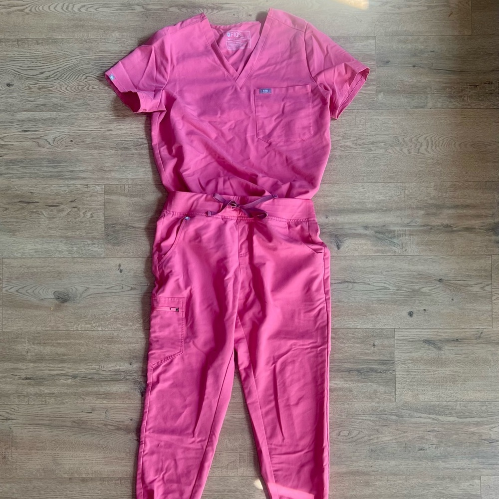 FIGS Scrub Set – Pink Catarina Top & Zamora Jogger Pants (Size M)